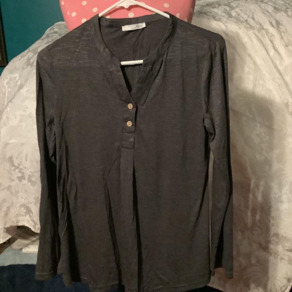 Messic Women’s Size M Long-Sleeved Pullover Shirt